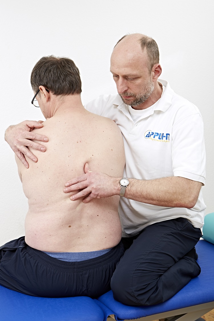 Physiotherapeut Gerd Appuhn bei der Behandlung